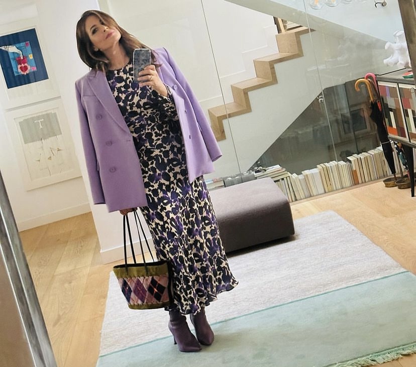 Nuria Roca confirma que las mujeres +50 se adelantan a la primavera llevando las faldas midi de flores que más estilizan