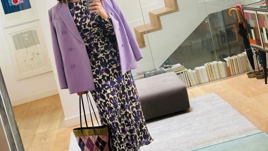 Nuria Roca confirma que las mujeres +50 se adelantan a la primavera llevando las faldas midi de flores que más estilizan