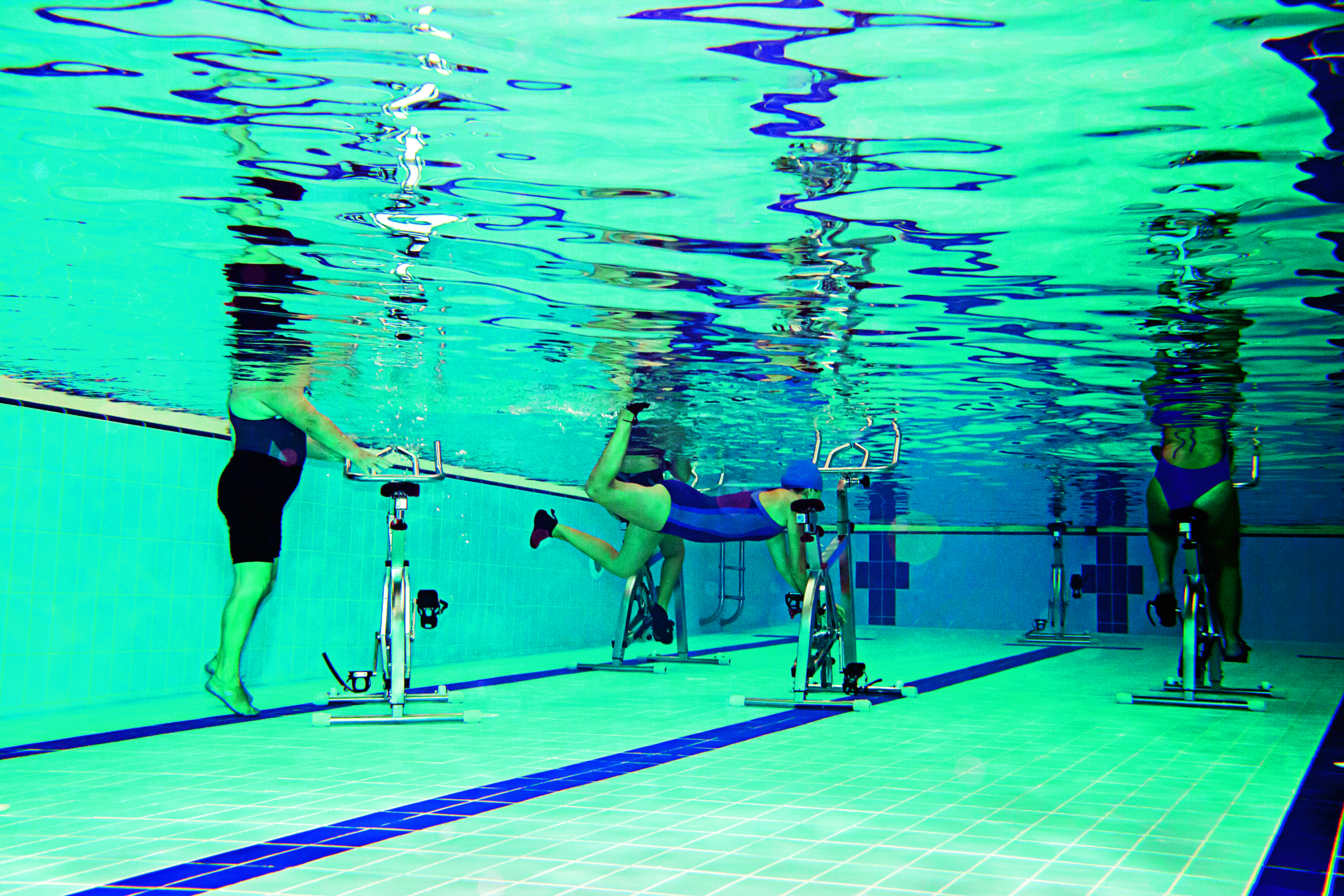 Antes de realizar ejercicios acuáticos, como el hidrobike, los expertos recomiendan caminar por la piscina.