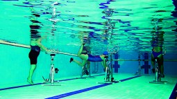 Antes de realizar ejercicios acuáticos, como el hidrobike, los expertos recomiendan caminar por la piscina.