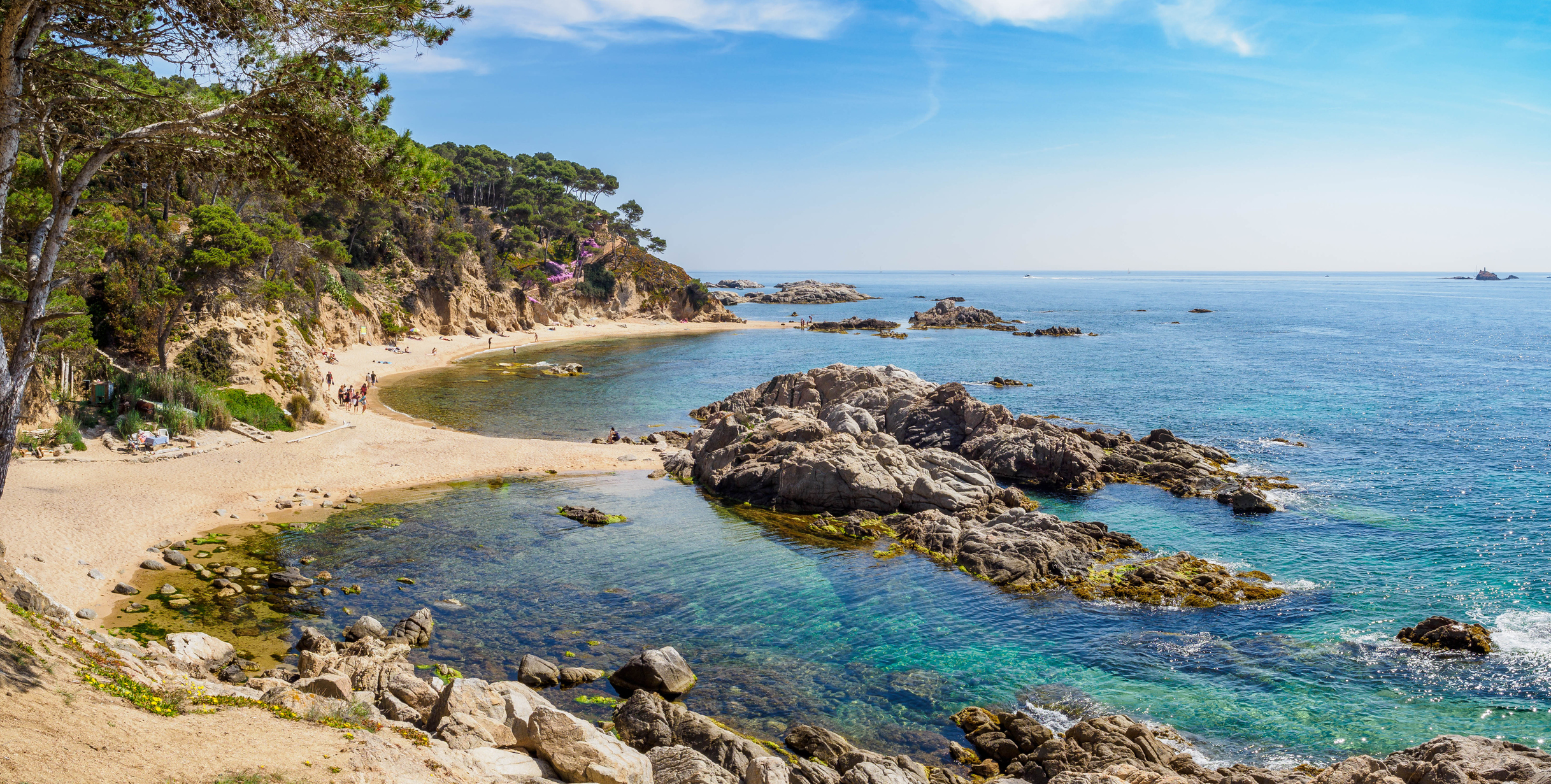 Vistas de Cala Estreta en la Costa Brava, Girona.