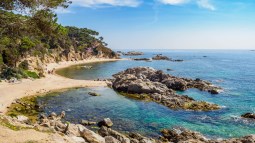 Vistas de Cala Estreta en la Costa Brava, Girona.