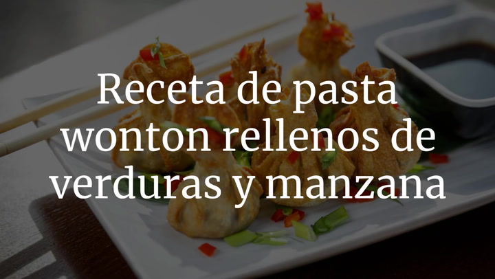 Paquetitos de pasta wonton rellenos de verduras y manzana