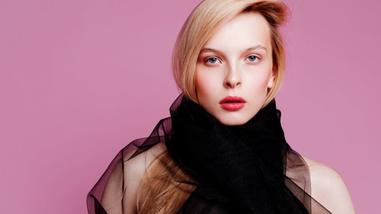 Así se crea el maquillaje de efecto perlado que es tendencia entre las mujeres +50 porque potencia la luminosidad del rostro