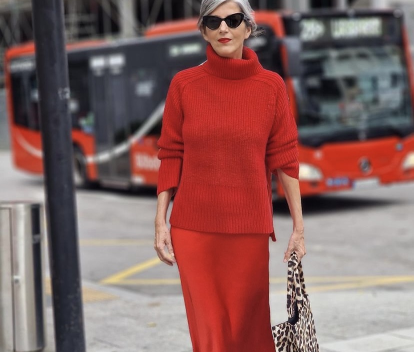 Carmen Gimeno apuesta por un total look rojo confirmando que las mujeres +50 arriesgan con este color en tendencia en Zara o Sfera