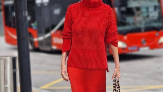 Carmen Gimeno apuesta por un total look rojo confirmando que las mujeres +50 arriesgan con este color en tendencia en Zara o Sfera