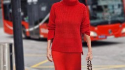 Carmen Gimeno apuesta por un total look rojo confirmando que las mujeres +50 arriesgan con este color en tendencia en Zara o Sfera