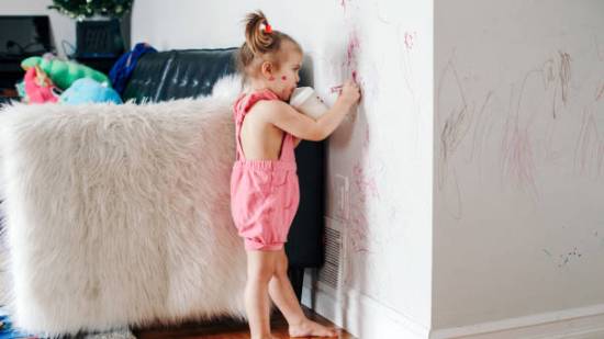 Cómo eliminar las manchas de la pared de la forma más fácil y efectiva