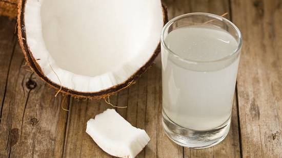 8 beneficios del agua de coco que desconoces
