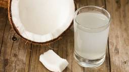 8 beneficios del agua de coco que desconoces