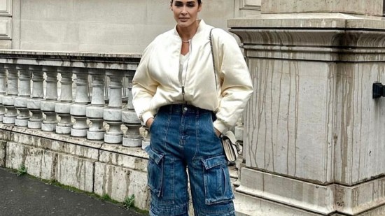 Vicky Martín Berrocal se suma a la moda de los pantalones cargo que arrasan entre las mujeres +50 porque rejuvenecen y son cómodos