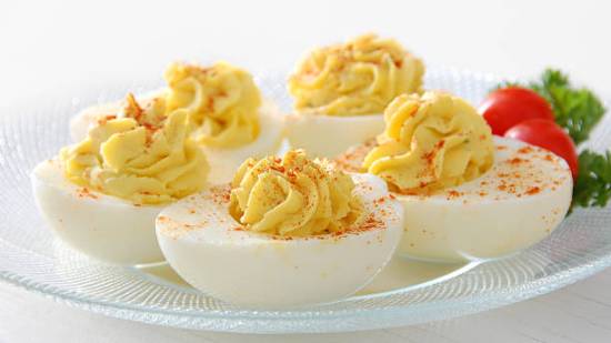 Seis recetas de huevos rellenos fresquitos, ligeros y originales para variar de los típicos con atún