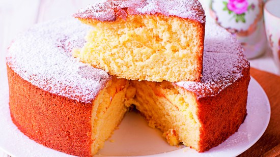 Una de las claves para que el bizcocho quede muy esponjoso es mezclar muy bien los huevos con el azúcar para que la masa tenga mucho aire.