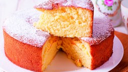 Una de las claves para que el bizcocho quede muy esponjoso es mezclar muy bien los huevos con el azúcar para que la masa tenga mucho aire.