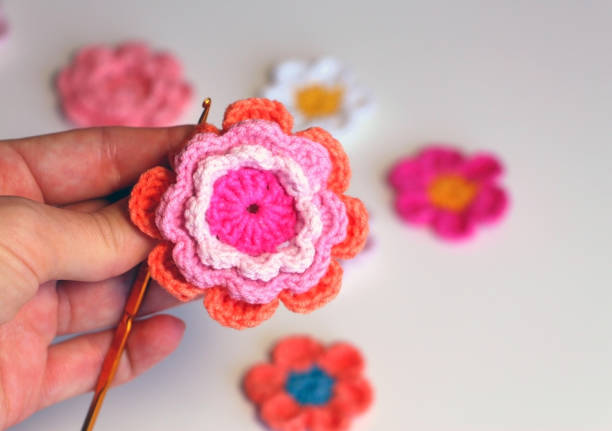 Cómo hacer flores de crochet 3D para vestidos y tops inspirados en los que llevan las influencers
