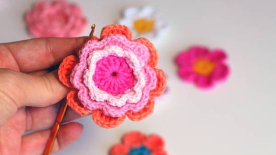 Cómo hacer flores de crochet 3D para vestidos y tops inspirados en los que llevan las influencers