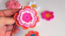 Cómo hacer flores de crochet 3D para vestidos y tops inspirados en los que llevan las influencers