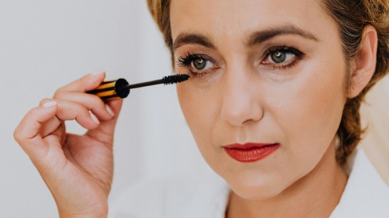 El truco viral que triunfa entre las mujeres +50 a la hora de aplicar la máscara de pestañas para no manchar el párpado