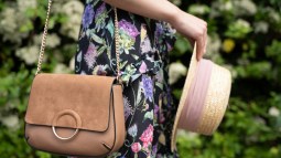 Stradivarius tiene el bolso de la primavera 2024: arrasa ya entre las mujeres +50 porque es bonito, cabe de todo y está tirado de precio