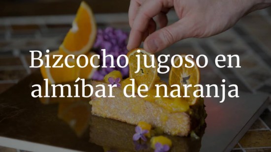 Bizcocho jugoso en almíbar de naranja