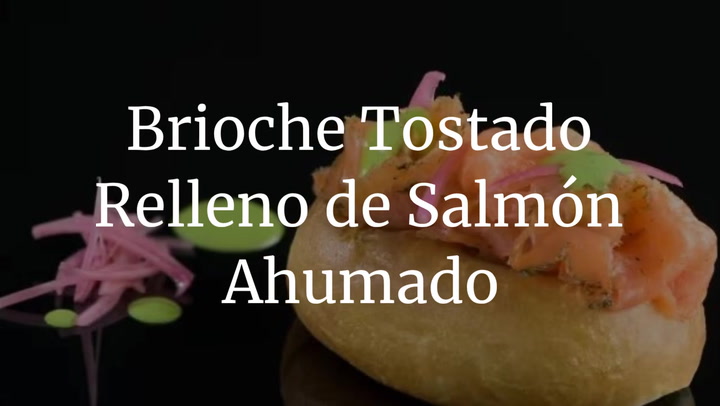Brioche tostado relleno de salmón ahumado marinado, mahonesa de cebollino y cebolla encurtida