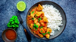 Se puede hacer también de cacahuete, de pollo, de verduras, de pescado o de carne.