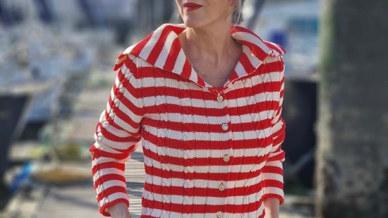 Carmen Gimeno se adelanta a las tendencias de primavera y luce el cárdigan de rayas de Zara que están agotando las mujeres +50