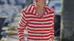 Carmen Gimeno se adelanta a las tendencias de primavera y luce el cárdigan de rayas de Zara que están agotando las mujeres +50