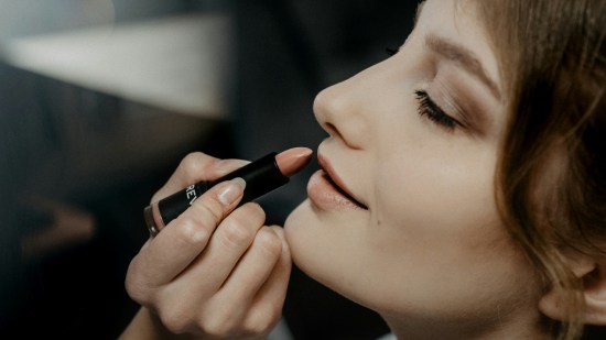 Estos son los trucos de belleza de una experta para conseguir un maquillaje natural y favorecedor en el día a día para mujeres +50