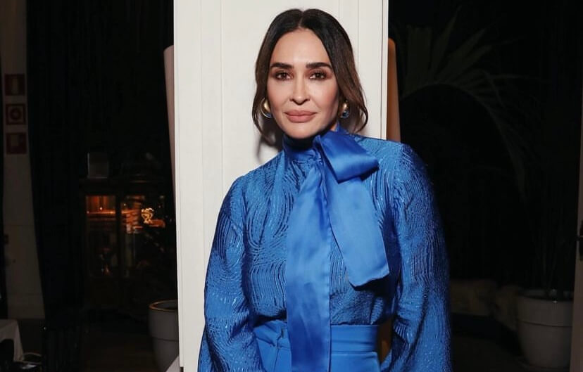 El azul será el color de la primavera 2024 y Vicky Martín Berrocal lo corrobora con un look de invitada que ya están copiando las mujeres +50