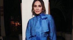 El azul será el color de la primavera 2024 y Vicky Martín Berrocal lo corrobora con un look de invitada que ya están copiando las mujeres +50