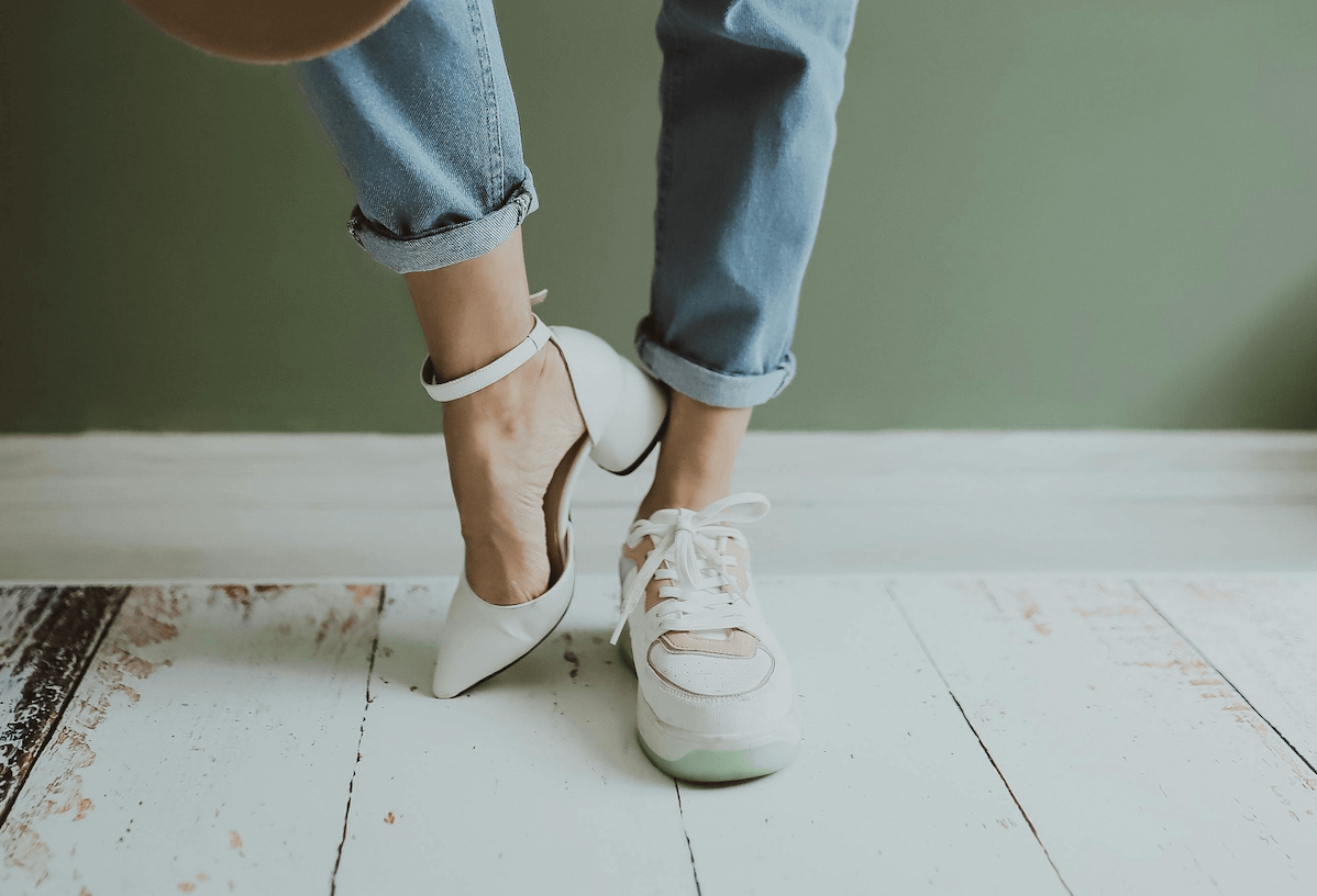 Pull&Bear tiene el calzado en tendencia para primavera 2024: triunfa incluso entre las mujeres +50 por sus bailarinas o zapatillas tiradas de precio
