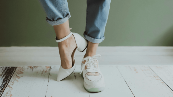 Pull&Bear tiene el calzado en tendencia para primavera 2024: triunfa incluso entre las mujeres +50 por sus bailarinas o zapatillas tiradas de precio