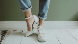 Pull&Bear tiene el calzado en tendencia para primavera 2024: triunfa incluso entre las mujeres +50 por sus bailarinas o zapatillas tiradas de precio