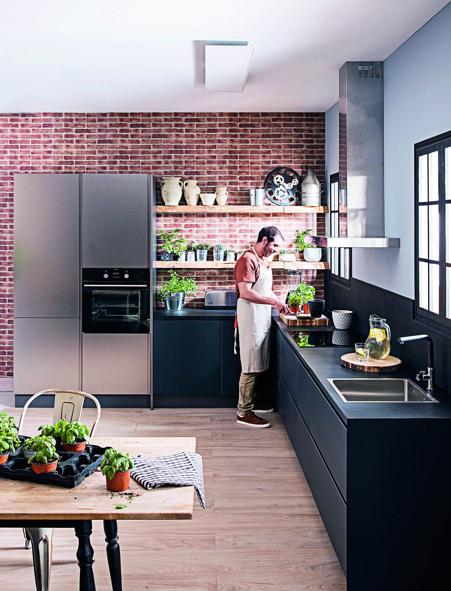 En esta cocina tenemos diferentes elementos de ‘feng shui’: metal, tierra y agua.