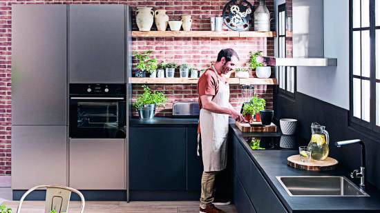 En esta cocina tenemos diferentes elementos de ‘feng shui’: metal, tierra y agua.