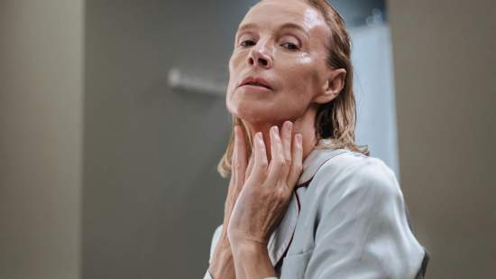 Las cremas con retinol para mujeres +50 que recomiendan los farmacéuticos para tratar arrugas, manchas y otros signos de la edad