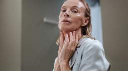 Las cremas con retinol para mujeres +50 que recomiendan los farmacéuticos para tratar arrugas, manchas y otros signos de la edad