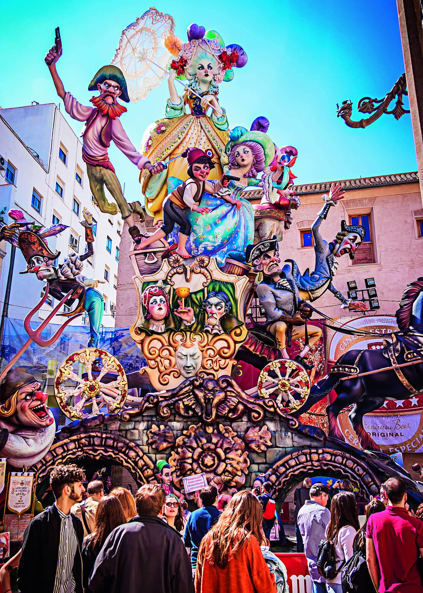 Recorrer cada barrio para visitar cada falla es casi obligatorio en Valencia. La cremà se celebrará el 19 de marzo.