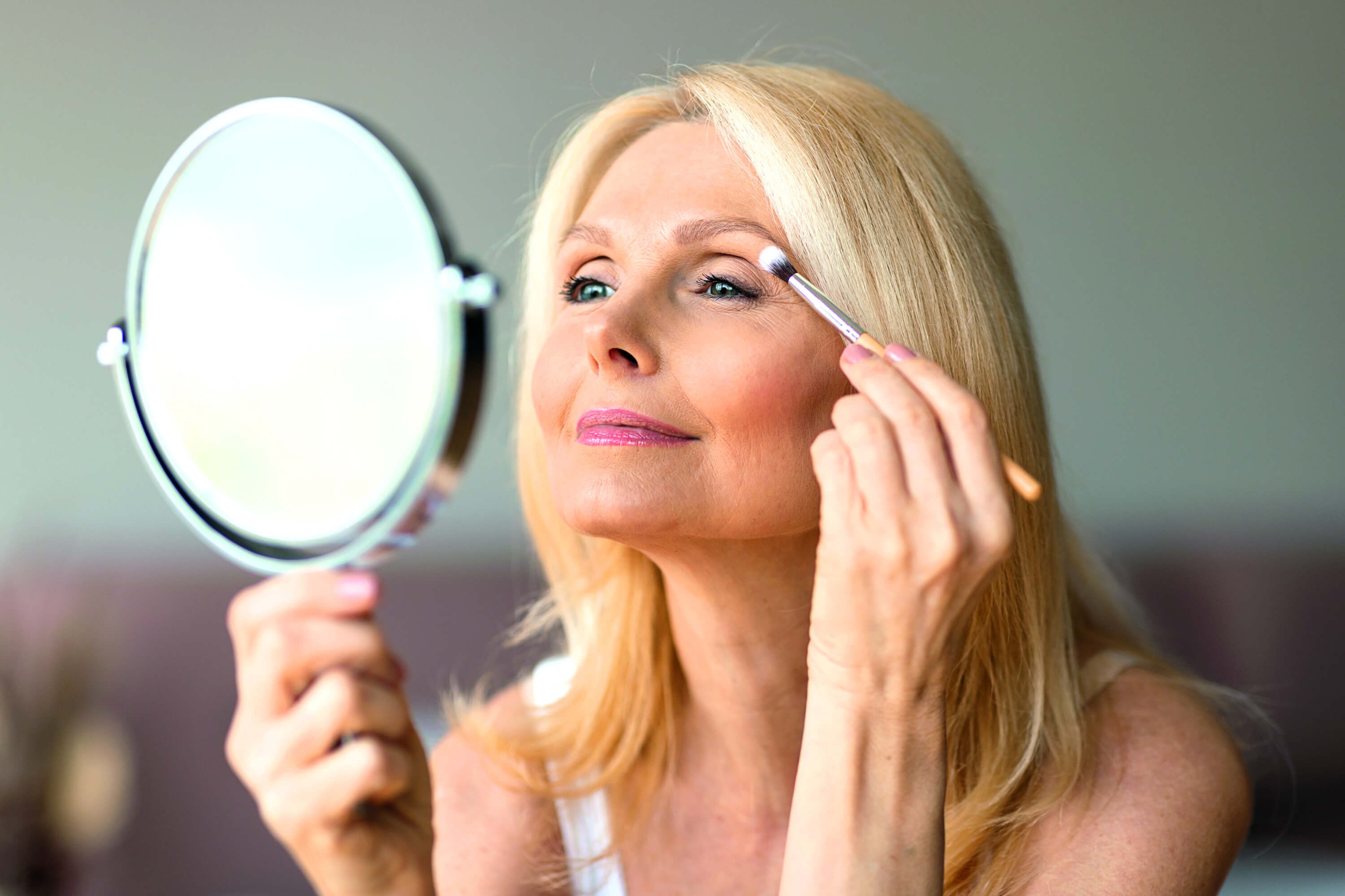 Trucos de maquillaje para personas de +50 años que rejuvenecen