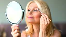 Trucos de maquillaje para personas de +50 años que rejuvenecen