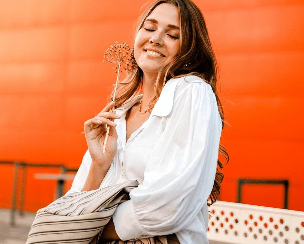 Las mujeres +50 están invirtiendo ahora en estas camisas de El Corte Inglés para llevarlas en primavera porque estilizan y cuestan menos de 15 euros