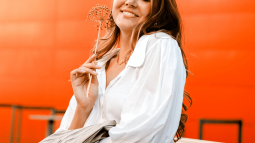 Las mujeres +50 están invirtiendo ahora en estas camisas de El Corte Inglés para llevarlas en primavera porque estilizan y cuestan menos de 15 euros