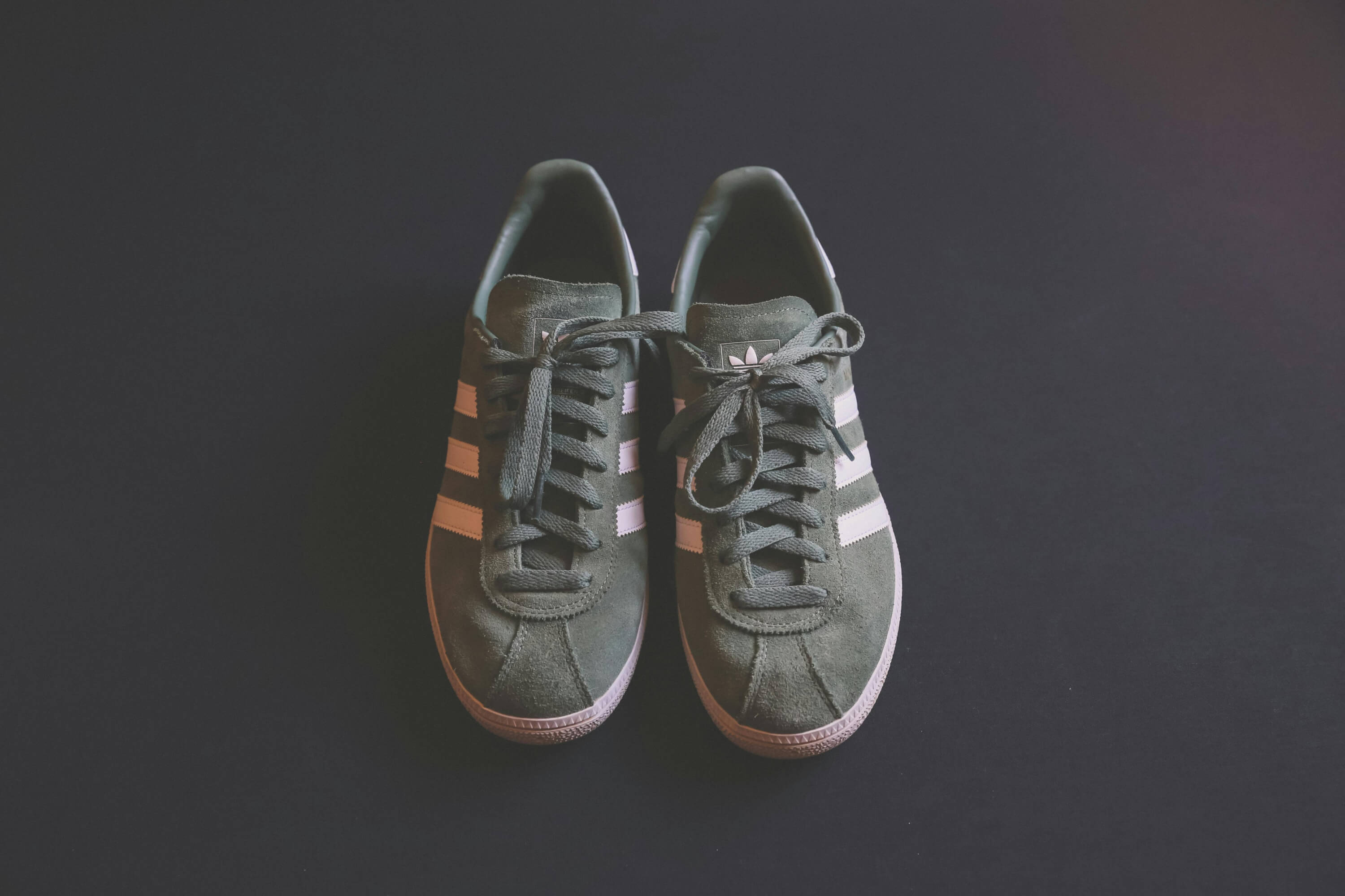 Las mujeres +50 ya no querrán las zapatillas Adidas Samba teniendo este clon de Lefties que pega con todo y cuesta poco más de 20 euros