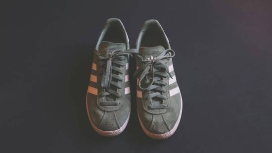 Las mujeres +50 ya no querrán las zapatillas Adidas Samba teniendo este clon de Lefties que pega con todo y cuesta poco más de 20 euros