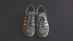 Las mujeres +50 ya no querrán las zapatillas Adidas Samba teniendo este clon de Lefties que pega con todo y cuesta poco más de 20 euros