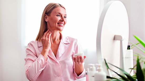 Limpiar la piel en profundidad, primero con un producto oleoso y después con uno acuoso, es clave para que penetren bien los productos que vamos a poner después de lavarnos la cara.