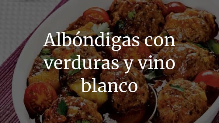 Albóndigas con verduras y vino blanco