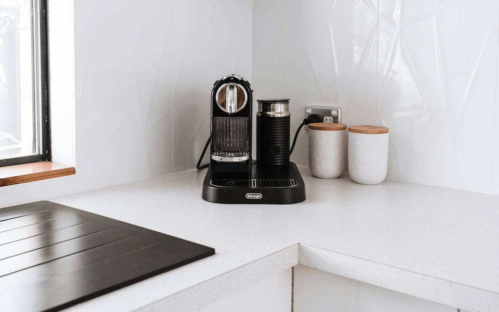 Esta cafetera multifunción compacta, barata y apta para preparar café molido o en cápsulas hace la competencia a Nespresso y Dolce Gusto