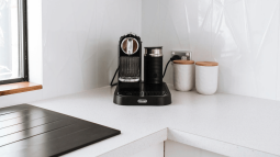 Esta cafetera multifunción compacta, barata y apta para preparar café molido o en cápsulas hace la competencia a Nespresso y Dolce Gusto